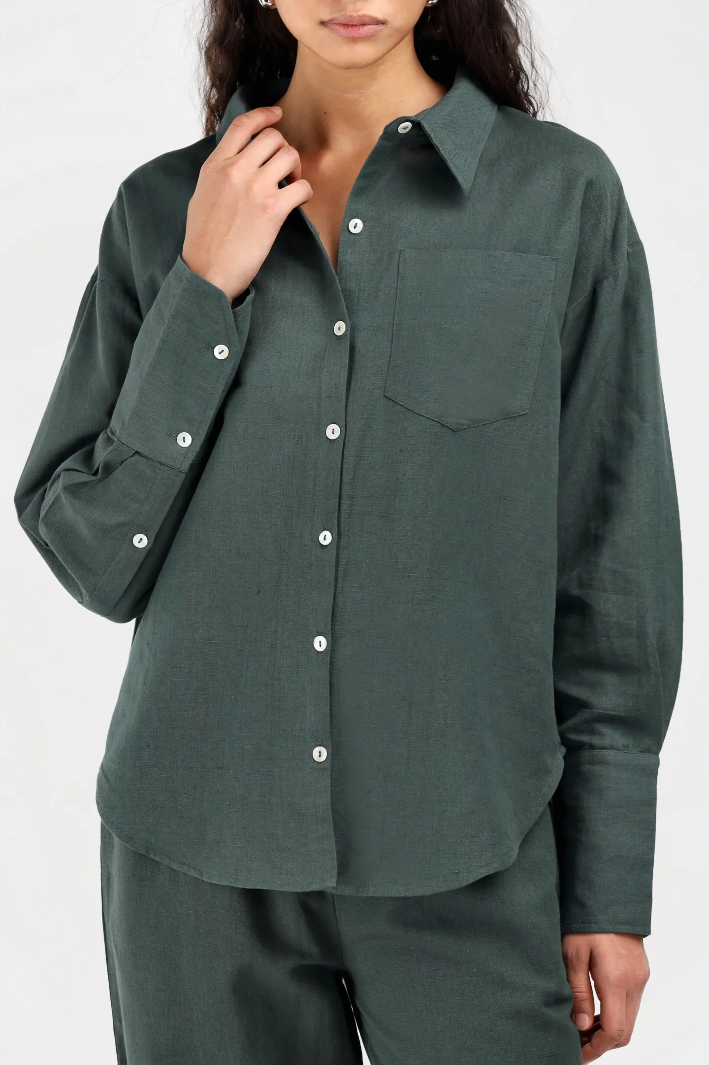 bluse_st_germain_in_dusty_2.webp Ladneri Blusen & Tops<Bluse St. Germain in Dusty Olive