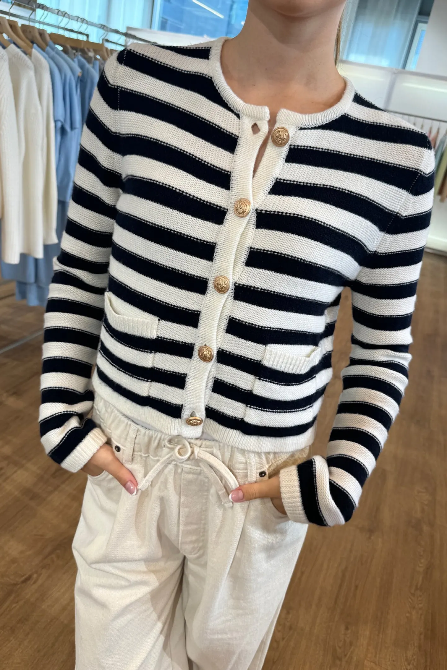 cardigan_striped_in_navyi_1.webp Allude Strickjacken<Cardigan Striped in Navy/Ivory