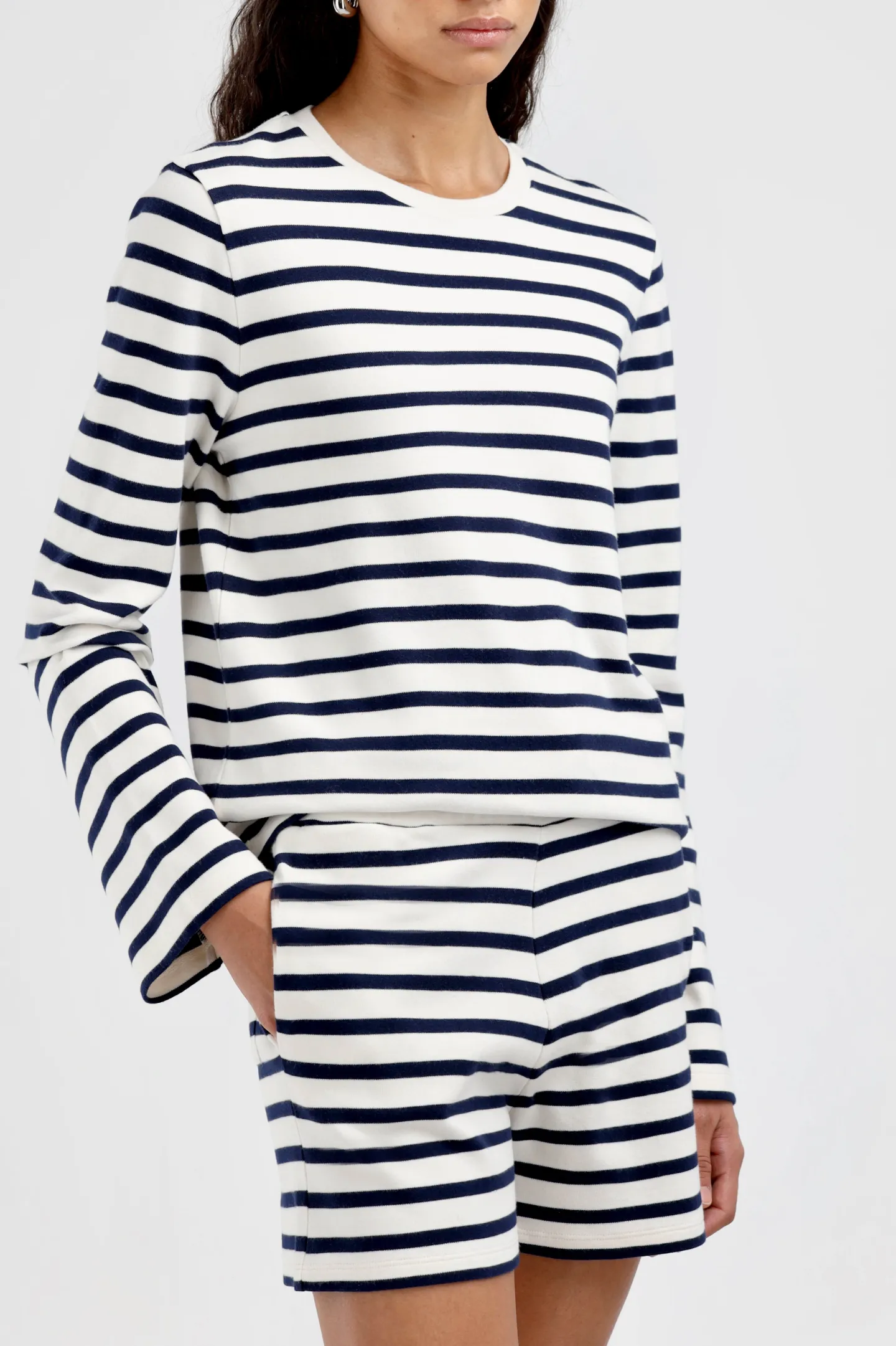 longsleeve_biarritz_in_iv_2.webp Ladneri Shirts, Tank Tops & Longsleeves<Longsleeve Biarritz in Ivory/Navy