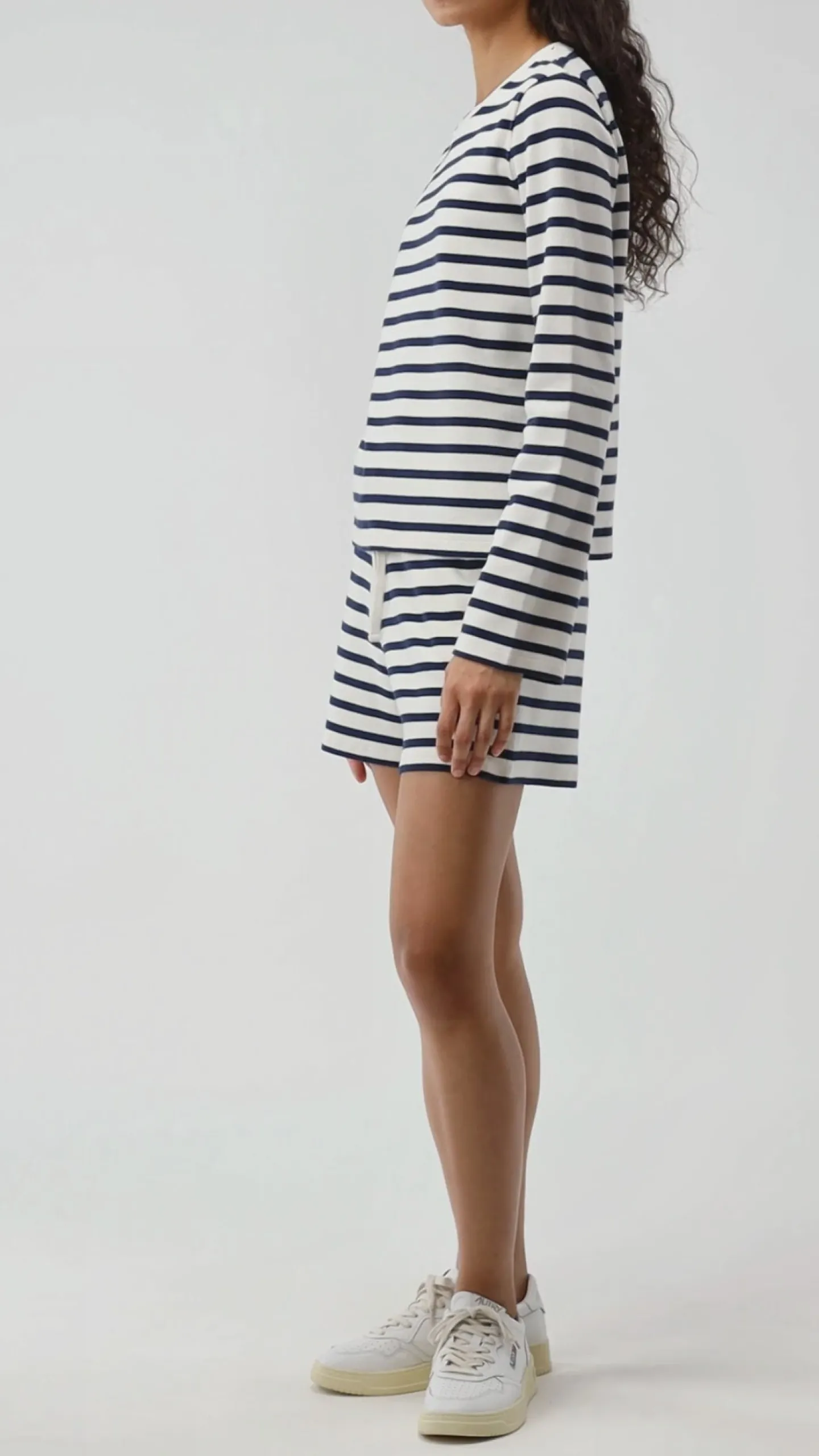 longsleeve_biarritz_in_iv_4.webp Ladneri Shirts, Tank Tops & Longsleeves<Longsleeve Biarritz in Ivory/Navy