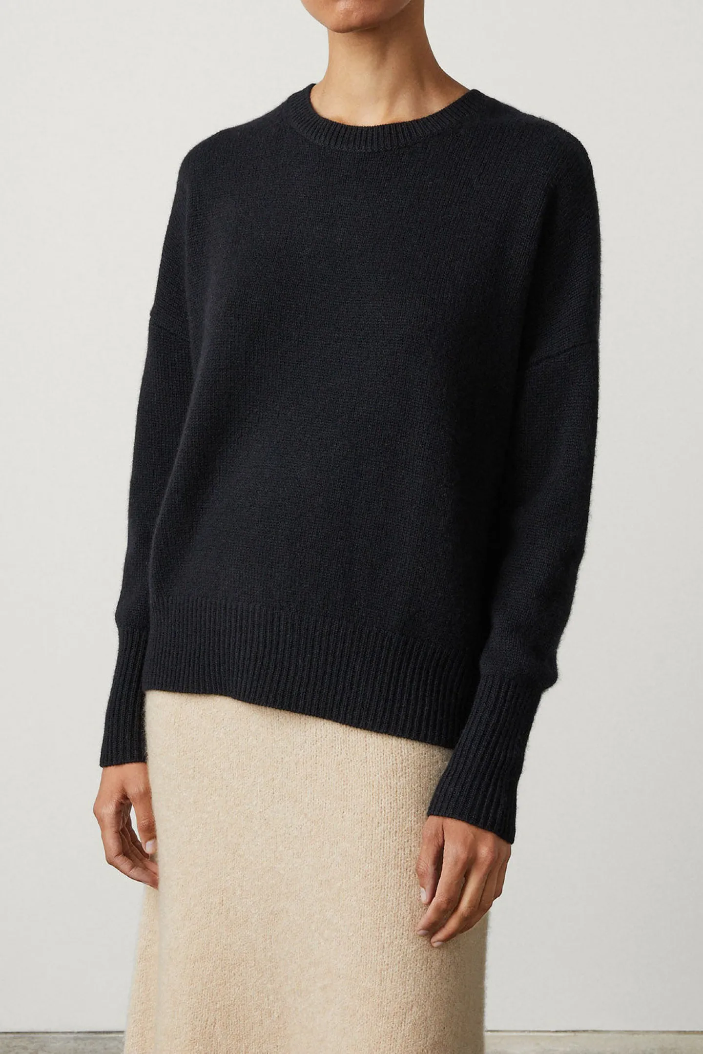 pullover_mila_in_schwarz_1.webp Lisa Yang Pullover<Pullover Mila in Schwarz