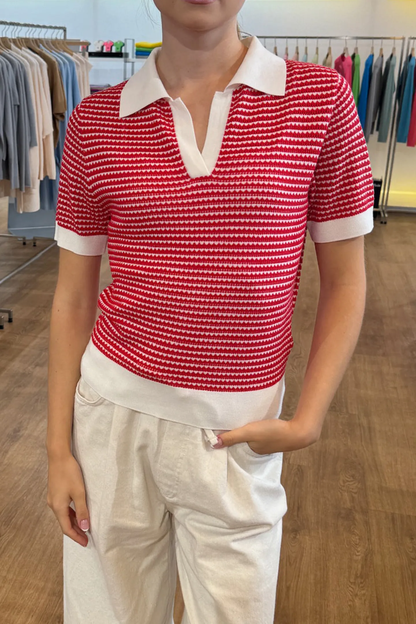 strickshirt_polo_in_rotiv_1.webp Allude Pullover<Strickshirt Polo in Rot/Ivory
