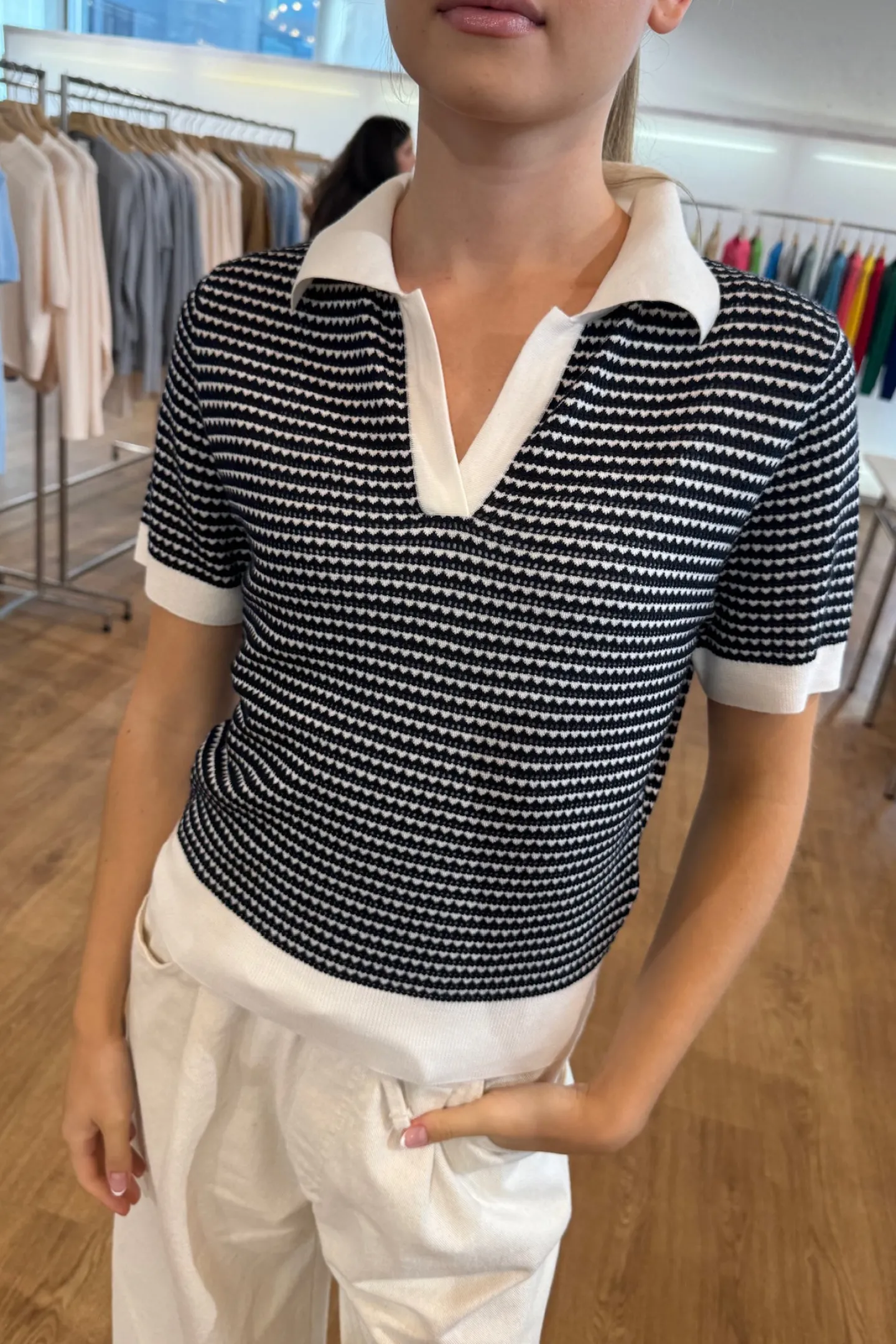 strickshirt_polo_in_schwa_1.webp Allude Pullover<Strickshirt Polo in Schwarz/Ivory