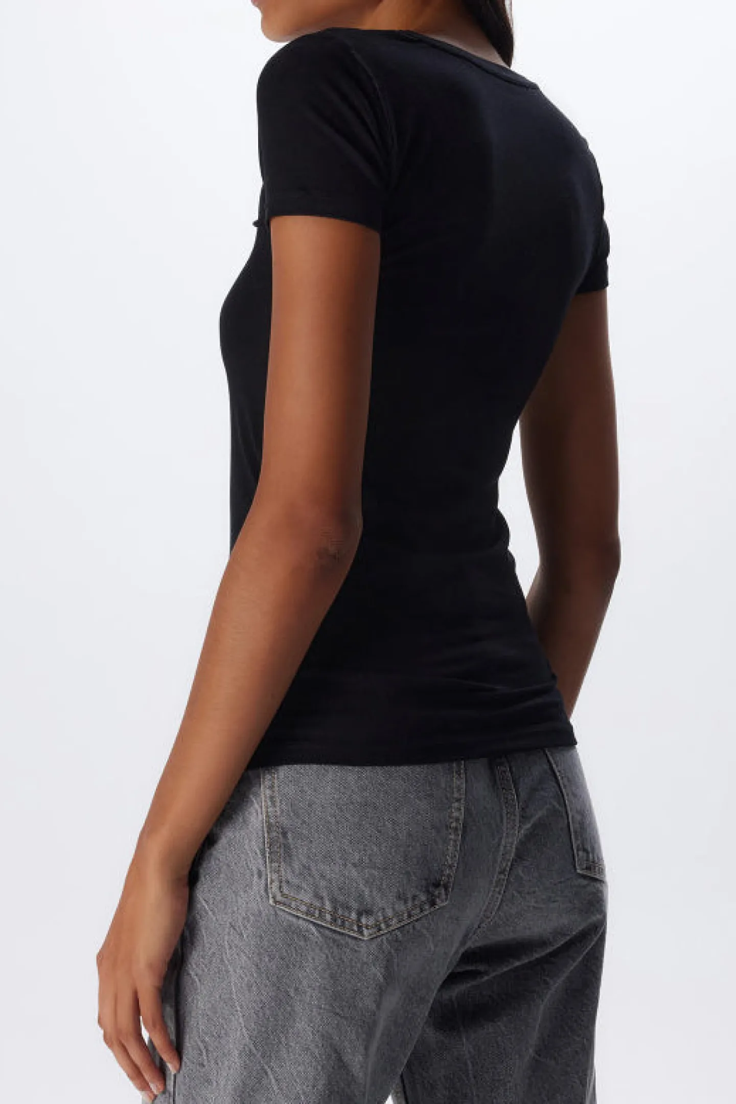 tshirt_mit_v_in_schwarz_2.webp Majestic Filatures Shirts, Tank Tops & Longsleeves<T-Shirt mit V in Schwarz