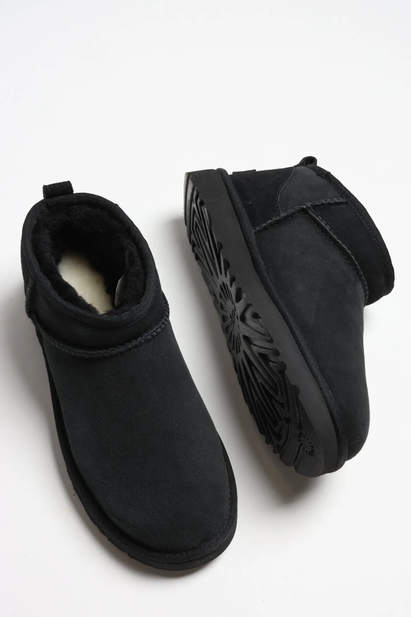 boots_classic_ultra_mini__1-4.webp UGG Stiefel & Boots<Boots Classic Ultra Mini in Schwarz
