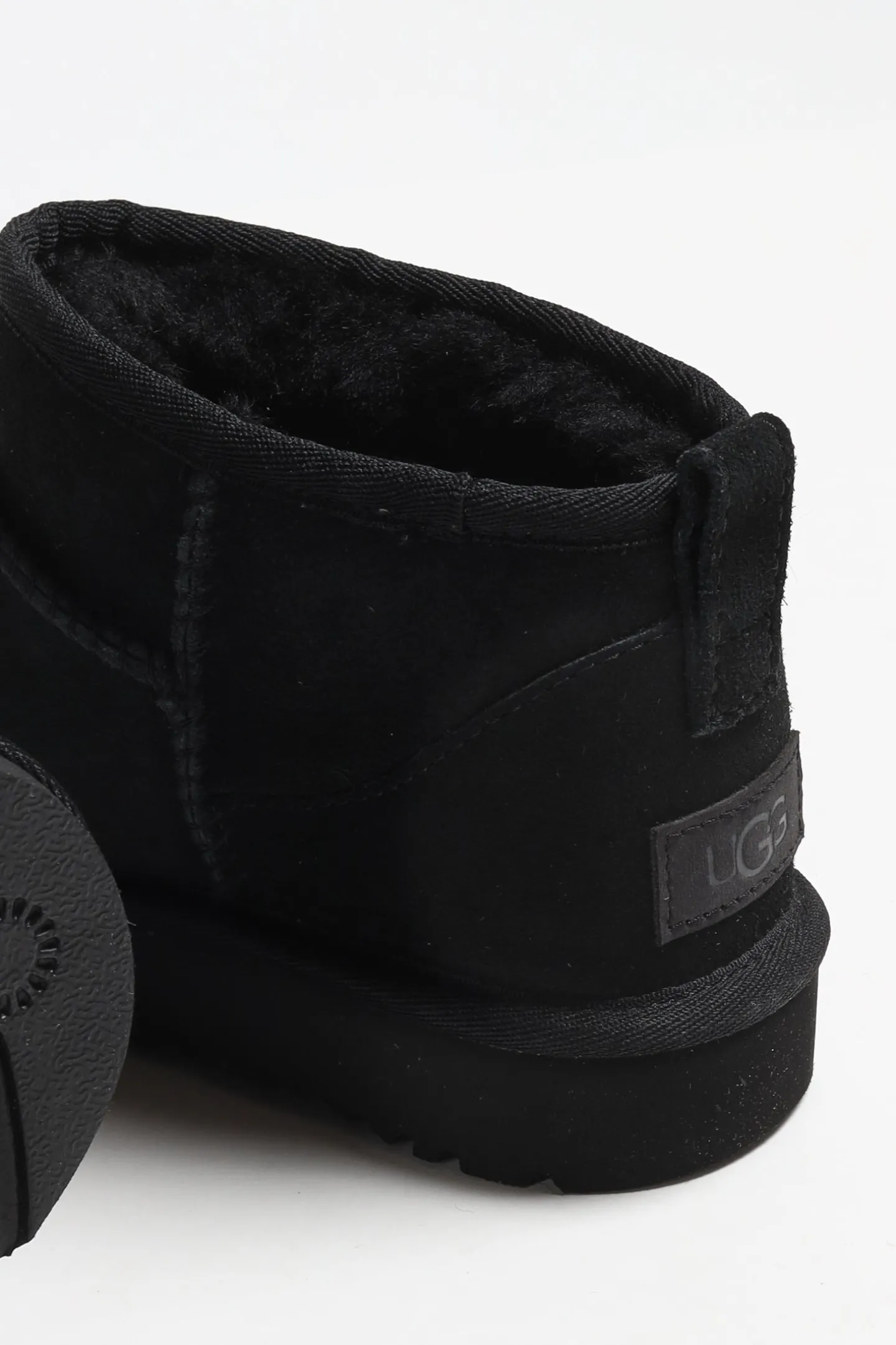 boots_classic_ultra_mini__2-3.webp UGG Stiefel & Boots<Boots Classic Ultra Mini in Schwarz