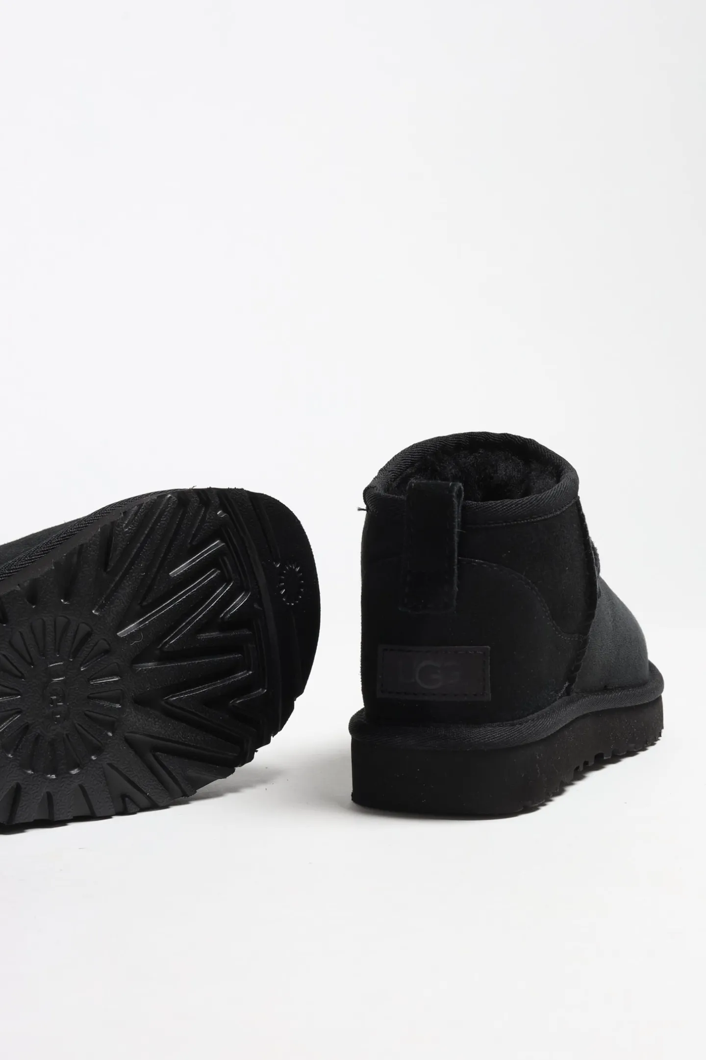 boots_classic_ultra_mini__3-3.webp UGG Stiefel & Boots<Boots Classic Ultra Mini in Schwarz