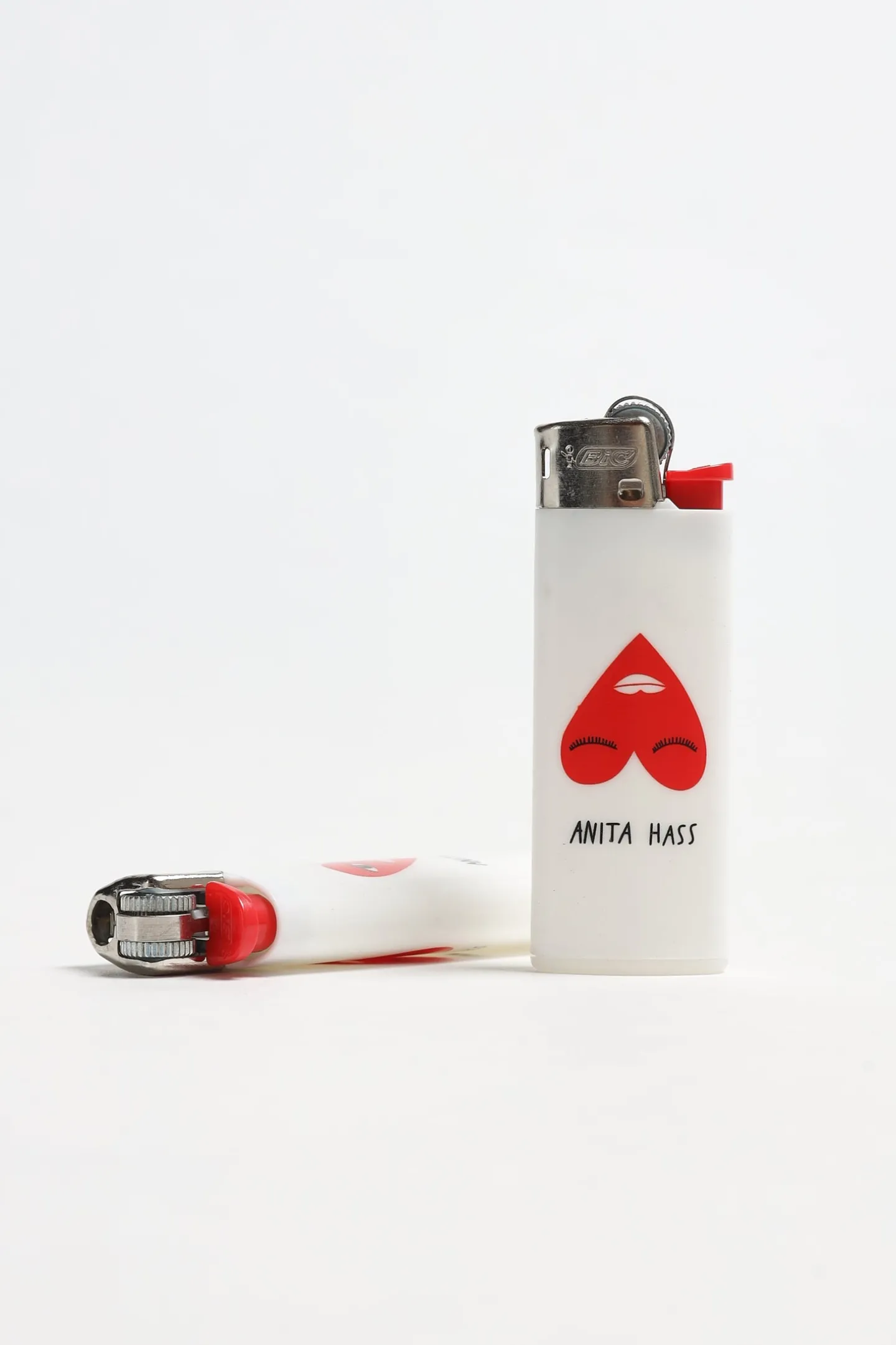 feuerzeug_anita_hass_in_w_2.webp Anita Hass Home<Feuerzeug '' in Weiß
