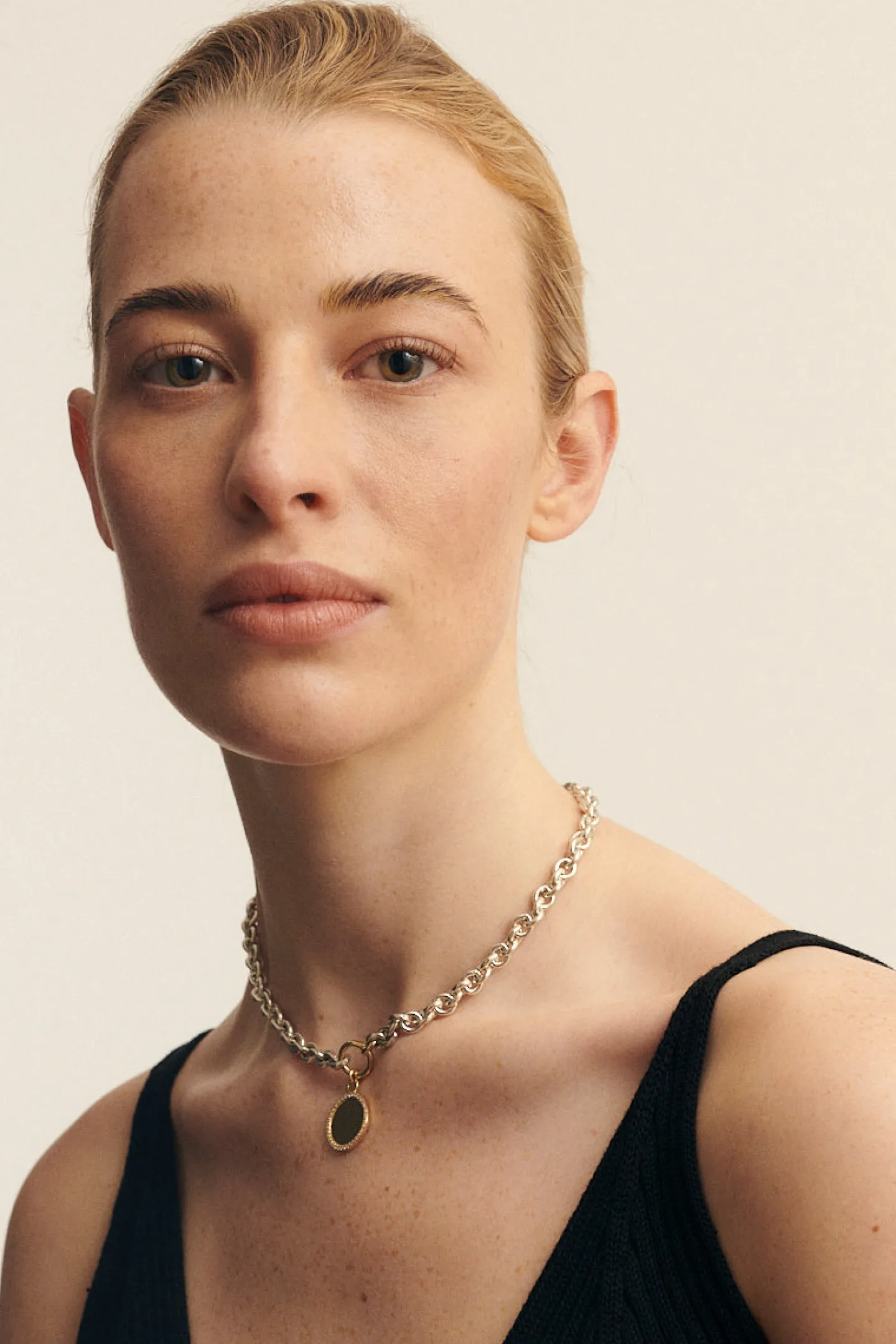 medial_token_diamonds_in__1.webp Lilian von Trapp Schmuck | Fine Jewelry<Medial Token Diamonds in Gold