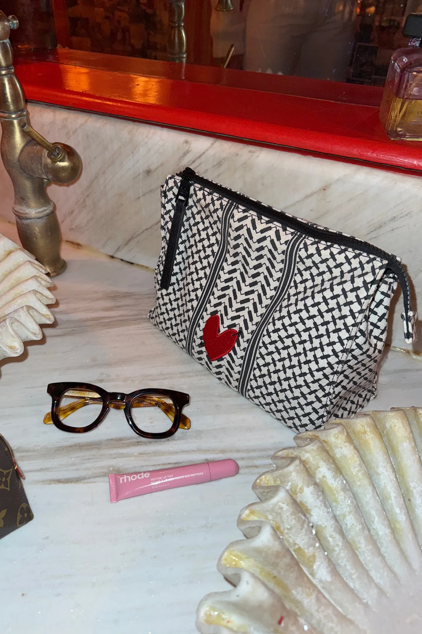 pouch_pili_heart_in_schwa_1.webp Lala Berlin x Anita Hass Clutches & Pouches<Pouch Pili 'Heart' in Schwarz/Weiß