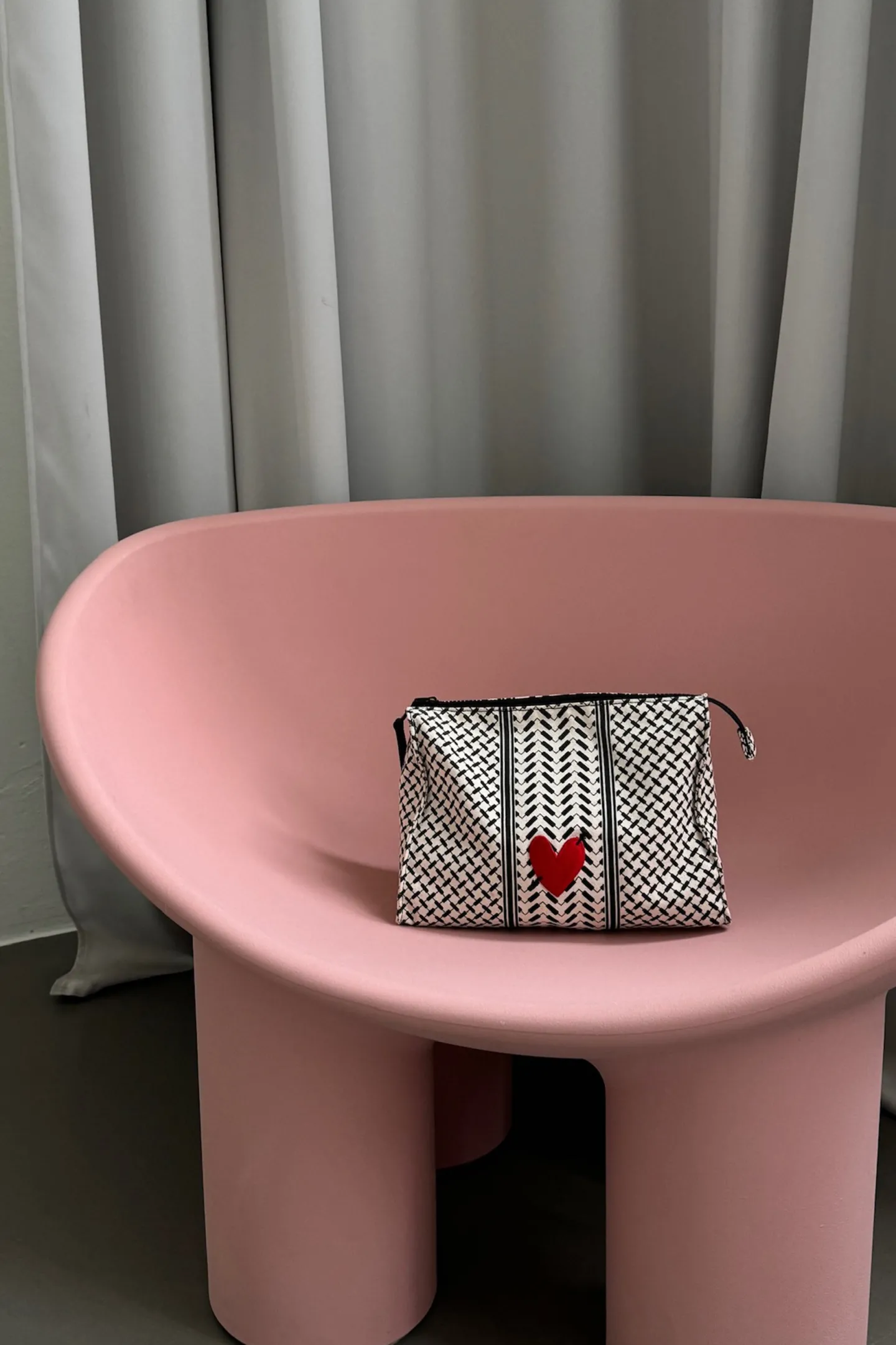 pouch_pili_heart_in_schwa_2.webp Lala Berlin x Anita Hass Clutches & Pouches<Pouch Pili 'Heart' in Schwarz/Weiß