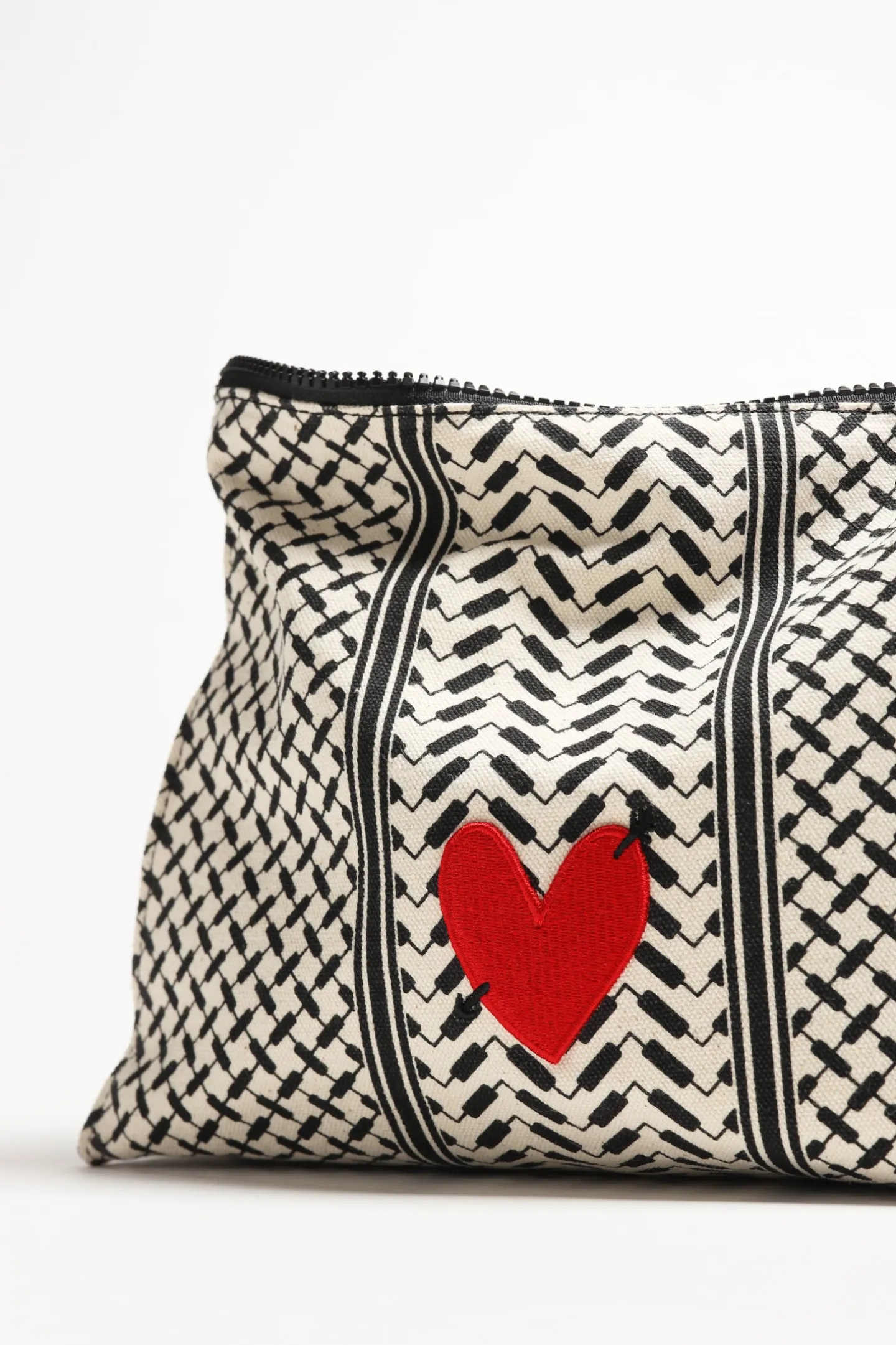 pouch_pili_heart_in_schwa_3.webp Lala Berlin x Anita Hass Clutches & Pouches<Pouch Pili 'Heart' in Schwarz/Weiß