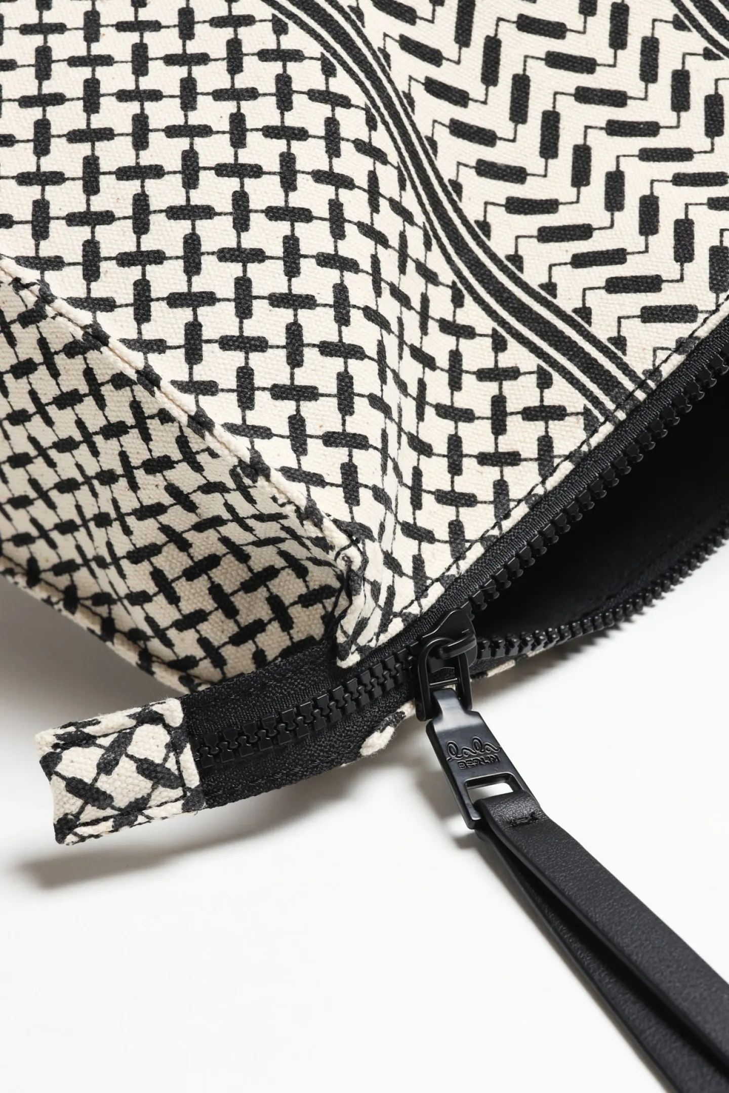 pouch_pili_heart_in_schwa_4.webp Lala Berlin x Anita Hass Clutches & Pouches<Pouch Pili 'Heart' in Schwarz/Weiß