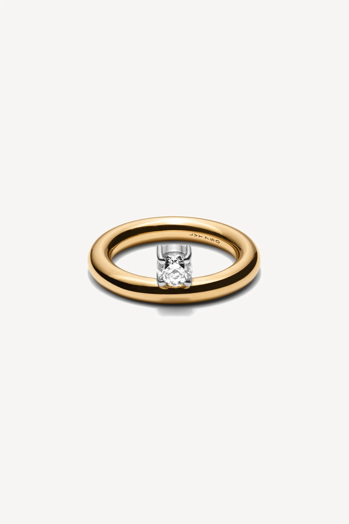 ring_round_three_diamond__0.webp Lilian von Trapp Schmuck<Ring Round Three Diamond aus Gold