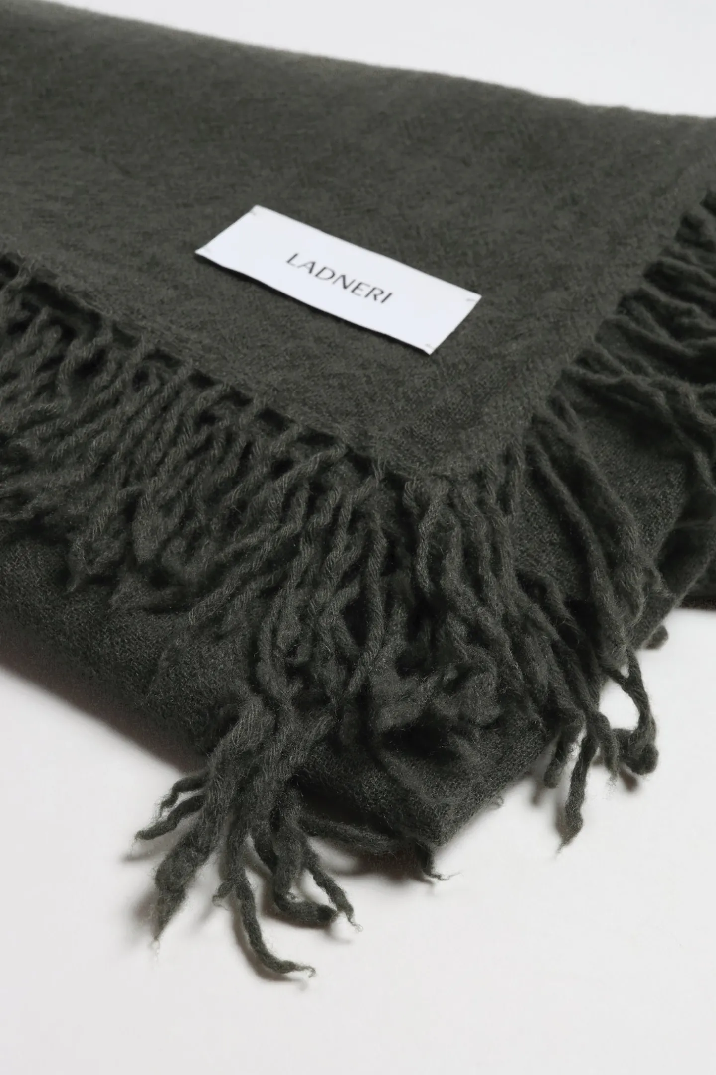 schal_rivoli_ultrasoft_in_3.webp Ladneri Schals & Tücher<Schal Rivoli Ultrasoft in Military Green