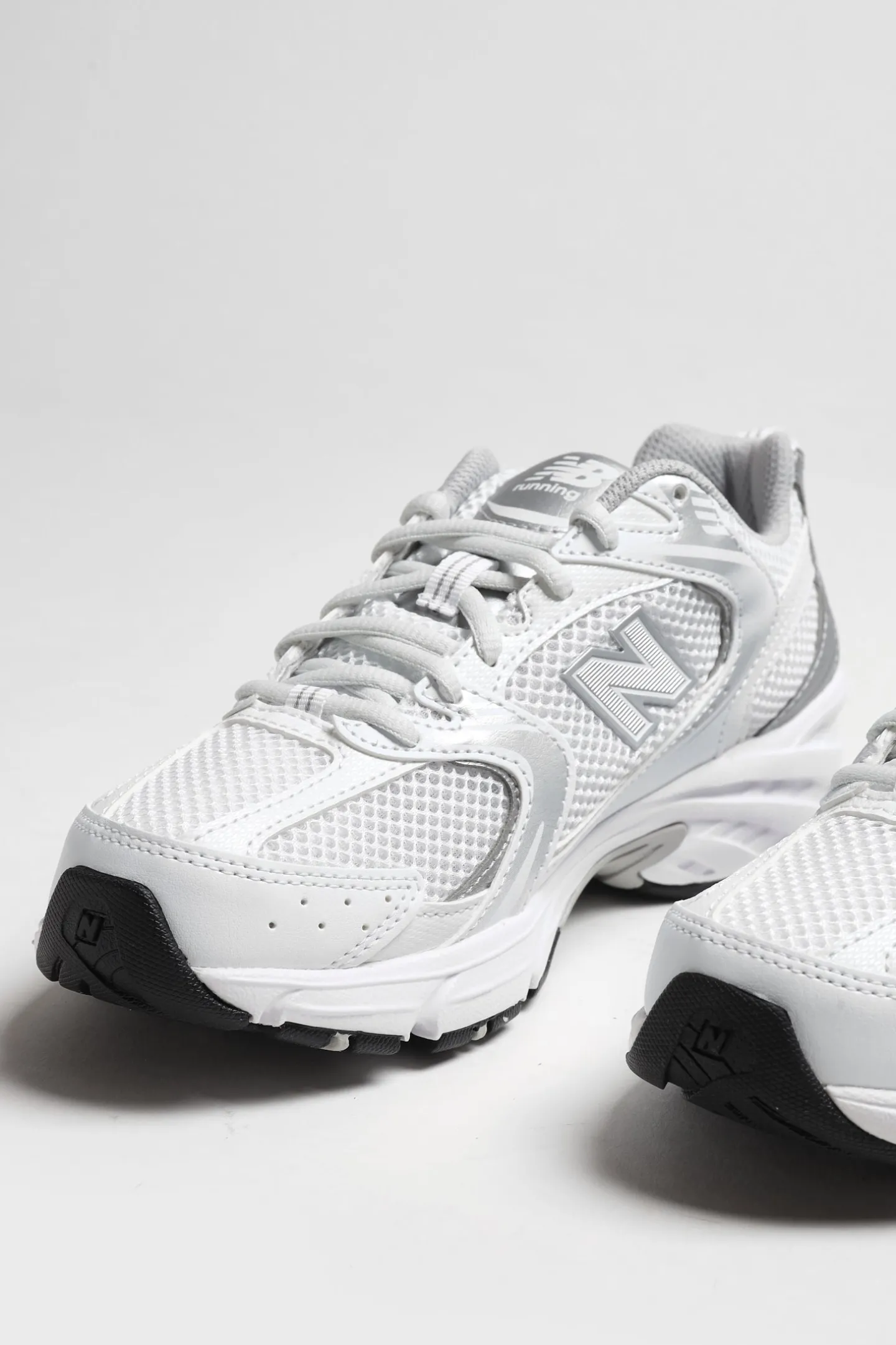 sneaker__in_nb_whitesilve_1.webp New Balance Sneaker | Retro<Sneaker 530 in NB White/Silver Metallic