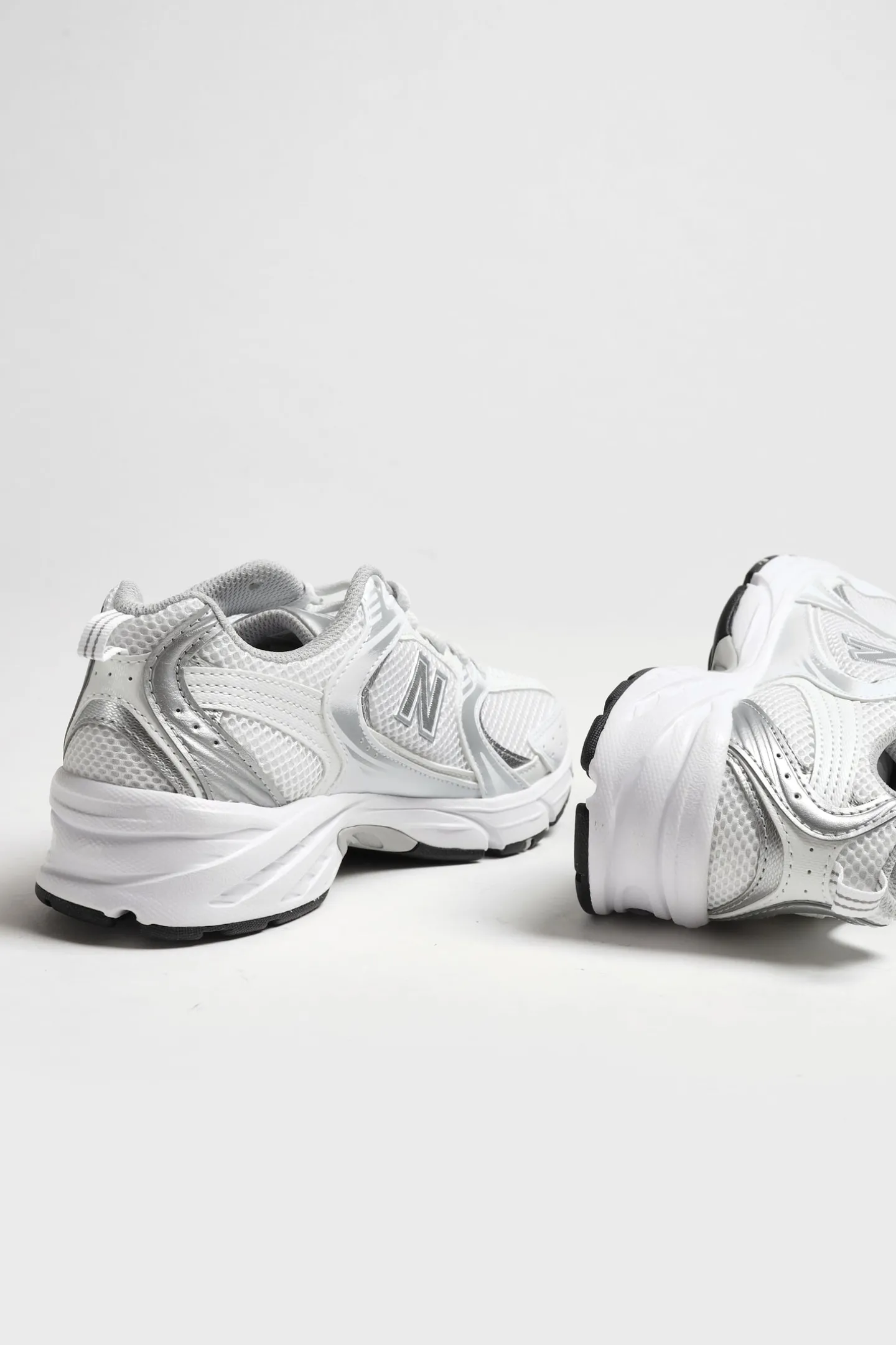 sneaker__in_nb_whitesilve_3.webp New Balance Sneaker | Retro<Sneaker 530 in NB White/Silver Metallic
