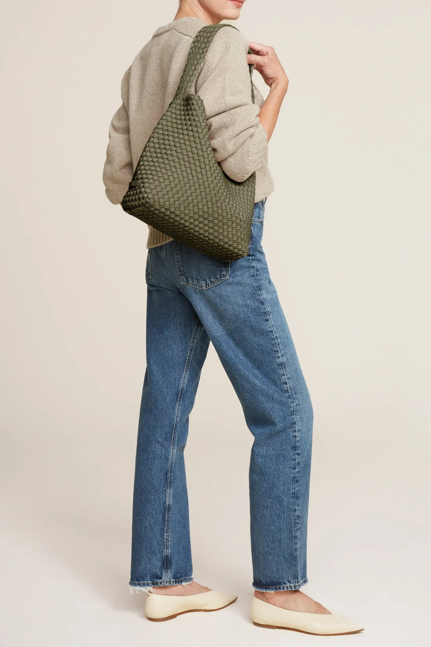 tasche_nomad_in_olive_1.webp Naghedi Schultertaschen<Tasche Nomad in Olive